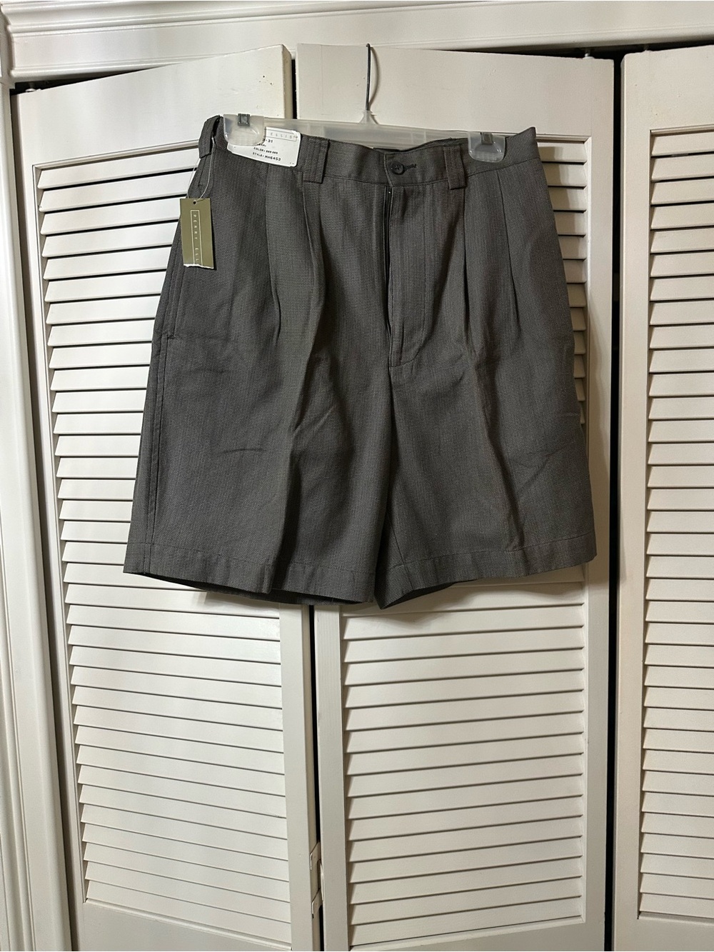 Perry Ellis Men’s Gray Pleated Front Dress Shorts